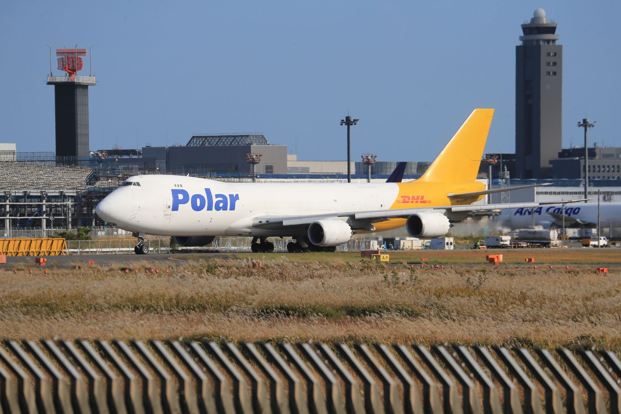Avión de carga Boeing 747 freighter rodando en la pista de un aeropuerto